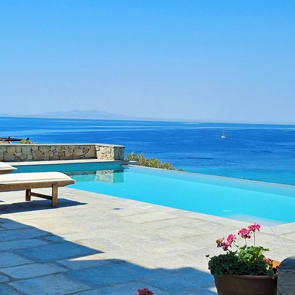 Villa with private infinity pool, steps from Elia Beach