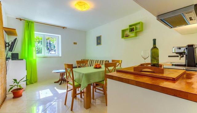 2-bdr apt with shared garden, 3 min walk to beach in Split