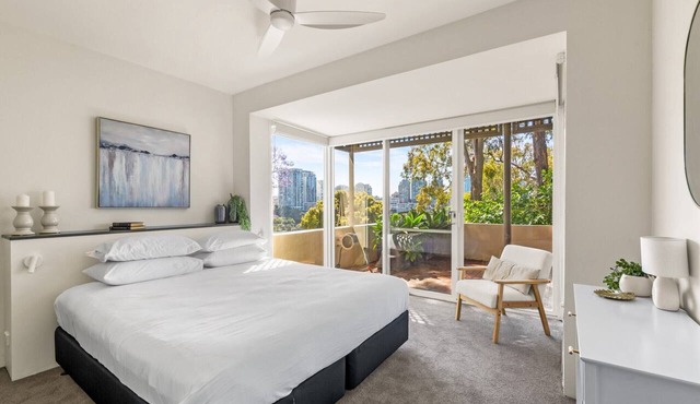 2-Bed Harbourside Home with Views in Fab Location