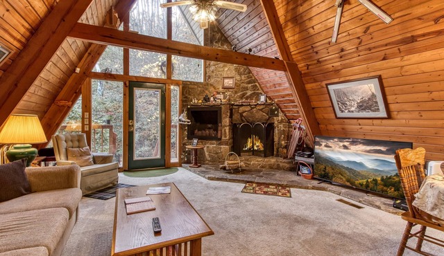2 Miles to National Park or Downtown Gatlinburg! Less than1/2 mile to Ober!