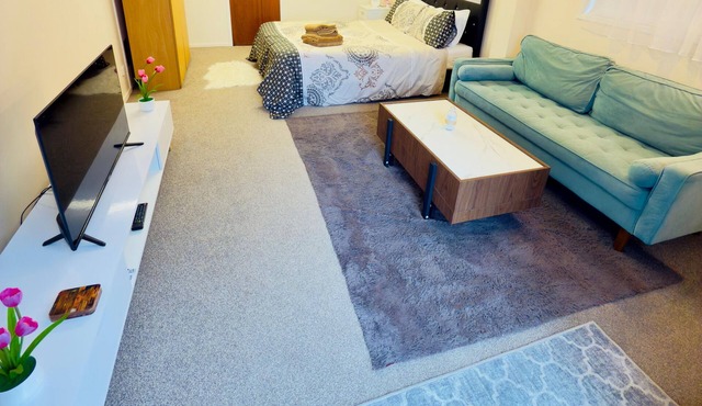 2BR Airport flat! WIFI +Parking !Peaceful Stay