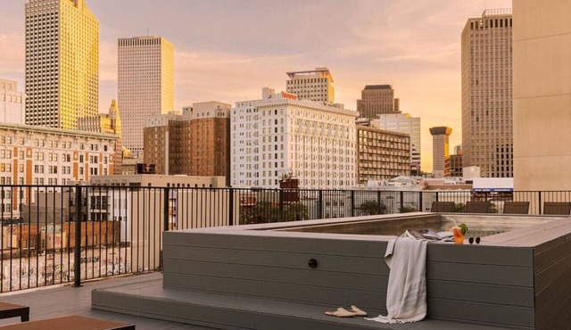 3 Bedroom Apartment, French Quarter, Pool, Walk to Canal & Bourbon