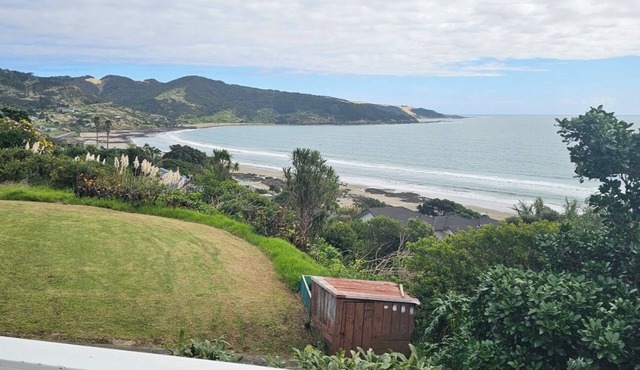 3-bedroom Bach in Ahipara 180 views of 90 Mile Beach
