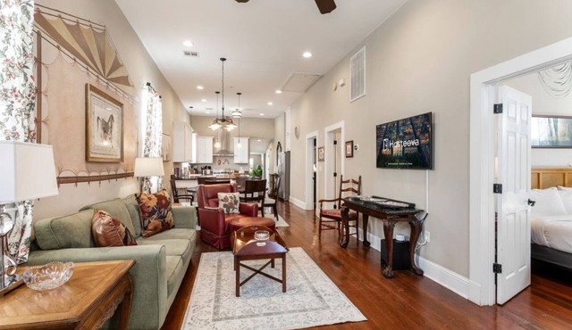 4BR Luxury Uptown Retreat w/Private Heated Pool