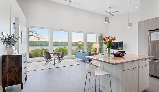 A Modern Lakeview Retreat