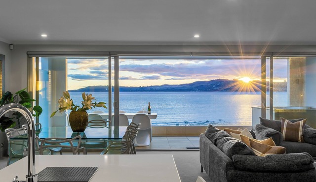 Absolute Lakefront - Views, Spa, Pool and Gym in Taupō