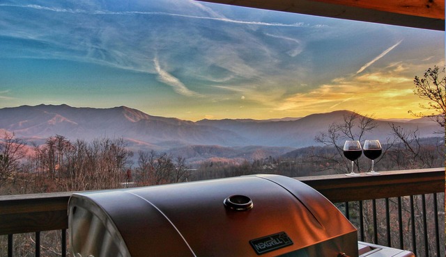 AMAZING Cabin! 5 Fireplaces! Covered Deck! STUNNING View! Hot Tub! Game Room!