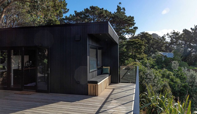 Amazing nature oasis in Piha, with a three minute bush walk to the beach.