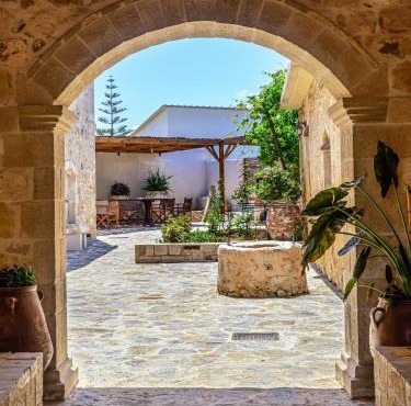 Antama Living, Luxe Stonehouse with Pool & BBQ