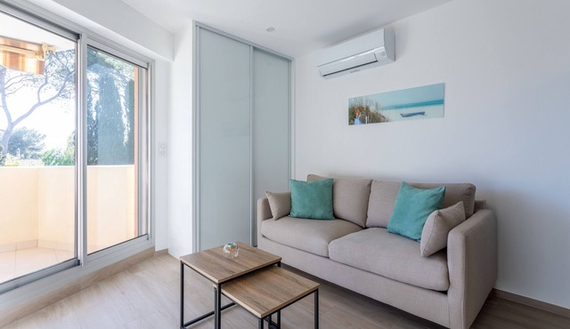 Apartment 'St Raphael' with Balcony and Wi-Fi in Saint-Raphaël