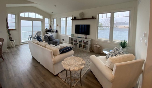 Bayfront with pool- close to bridge