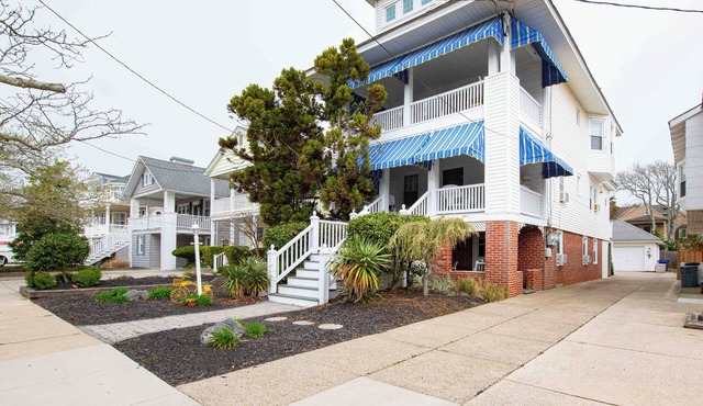 Beach Block Gardens Estate:Sleeps 18, 6 BR,4.5BA Pet Friendly, 7+ Parking spots!