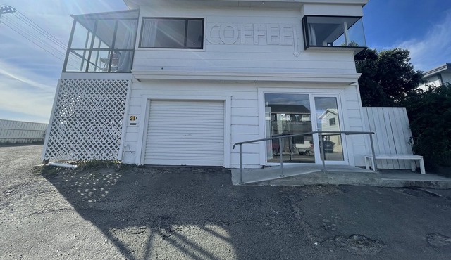 Beach Front Apartment - Above Premium Coffee Shop in Foxton Beach