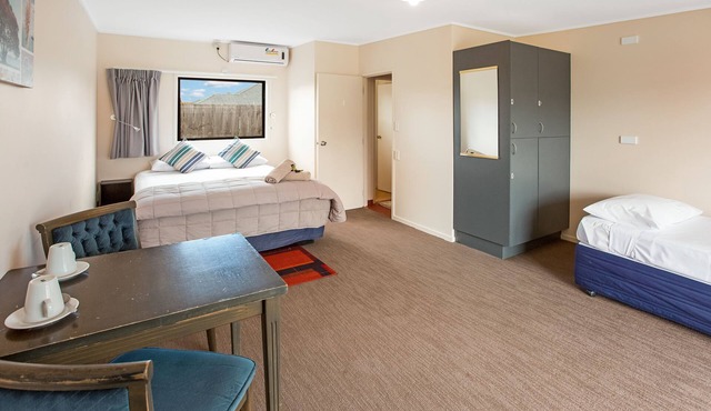 Beachcomber Lodge & Backpacker