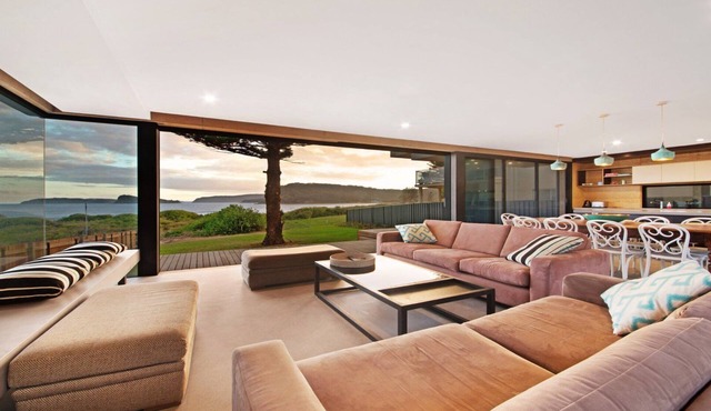 Beachfront accommodation, stroll to shops