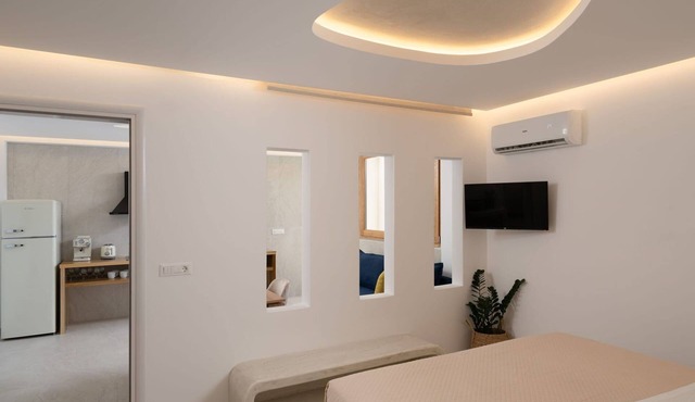 Beautiful Santorini Suite | Luxury Suite with Private Hot Tub | Elia