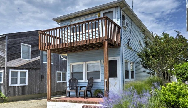 Breezy Ship Bottom House w/Yard + Beach Access!