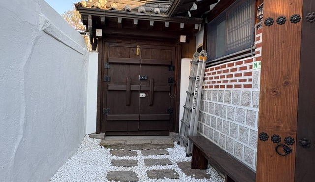 Bukchon Dadok Hanok Calm & Central Seoul Stay