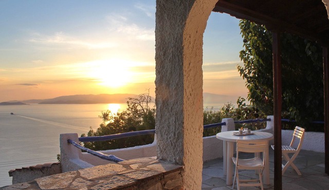 CAMELIA. Infinity panoramic pool. Privileged view of Egean. Access to the sea.