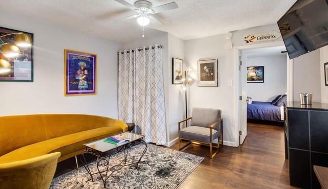 Central Location | Sleeps 10 | Gated Courtyard+Bar