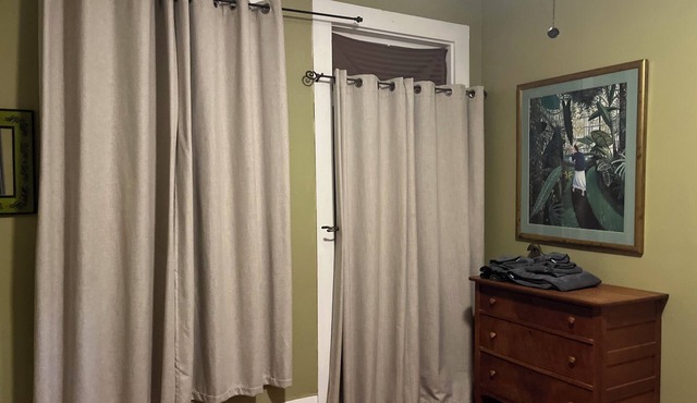 Charming 2-bedroom apartment with wifi. Three blocks to ferry.