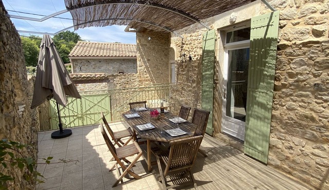 Charming house 800 m from the river with terrace and courtyard.