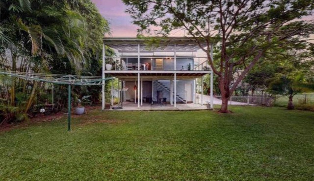 Charming Queenslander in Beachmere: WiFi, A/C, Netflix, Kayo, Sleeps up to 10. in Beachmere