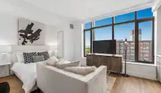Chic Brooklyn Studio: Your Home Away from Home