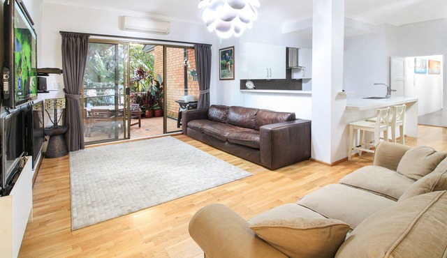 CLOVELLY-PETS WELCOME-LIFESTYLE-BEACHES-PARKS-HEATED POOL-200SQM YARD-BUS-CAFES