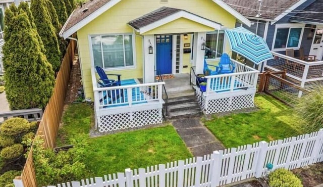 Cook's Kitchen + Firepit + Pickleball Park Nearby + AC + 2 Parking Spots