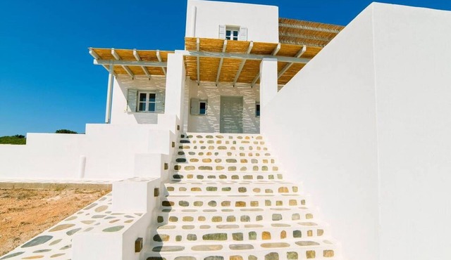 Coral Villa with 4 bedrooms in Paros