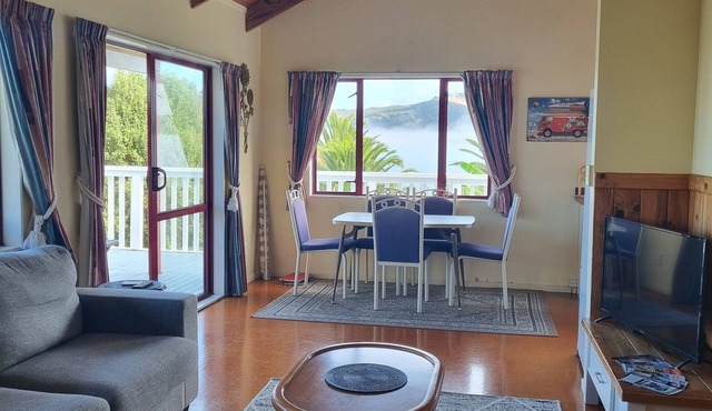 Cosy 2 bed bach - 3 mins walk from beach - can sleep 8!