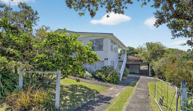Cosy Beach house with Sea Views- walking distance to the shops and beach!