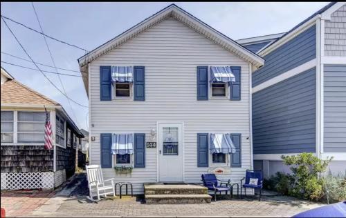 Cottage Steps from the Beach!
