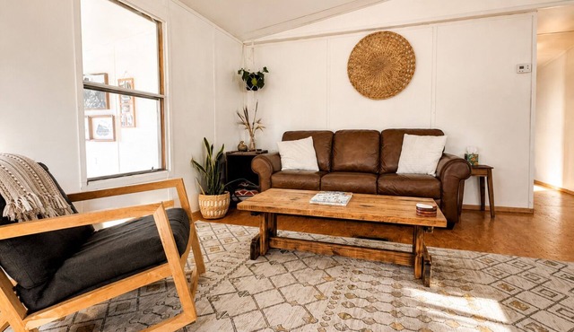 Cozy basecamp minutes from waterfalls, hiking and climbing in Sequatchie