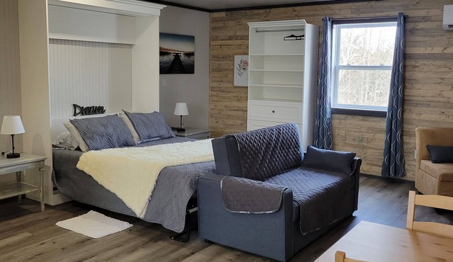 Cozy Studio Suite, close to walking trail and golfing!