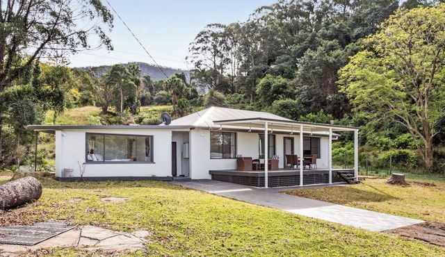 "Deer Valley" Large Farmhouse in Illawarra with lake and ocean views on 50 acres