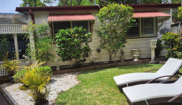 Delightful fully self contained cottage with all amenities included.