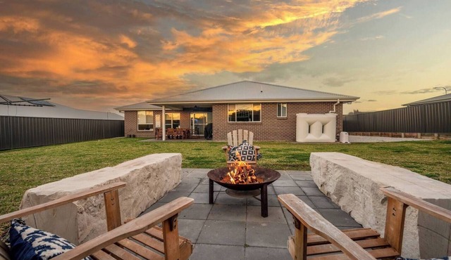 Devan House An Entertainers Retreat Close to Town
