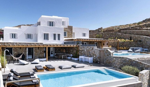 Dream View Villa, 2 min walk to the sandy beach! 11 bedroom accommodation
