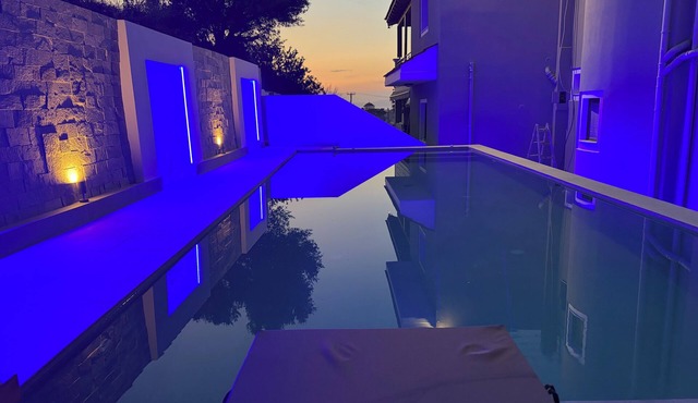 ✨ Erato Superior Suite: Your Modern Oasis 🏛️