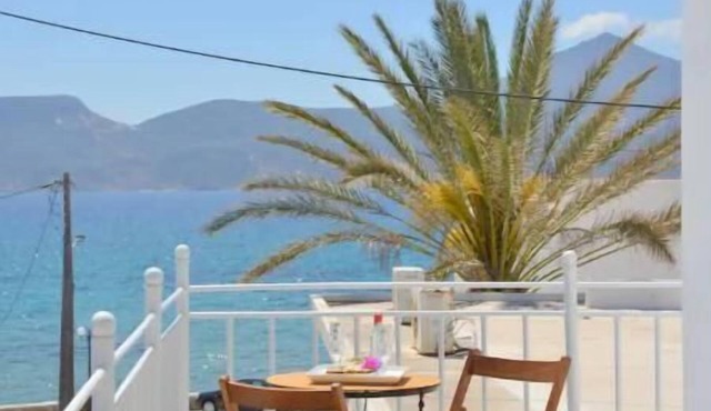 Esperos seaside suite in Adamas, Milos
