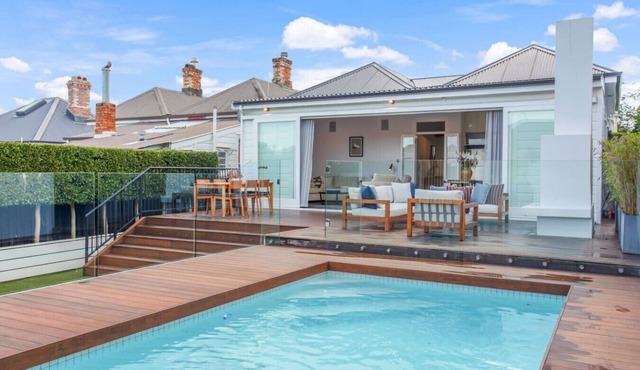 Executive Ponsonby Abode w Heated Pool and Parking