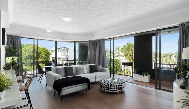 Executive Three Bedroom Unit overlooking Resort Style Pool and Parking in Kangaroo Point