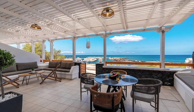 Gabriel House On The Beach. Full renovated April 2024 Very Peaceful Area