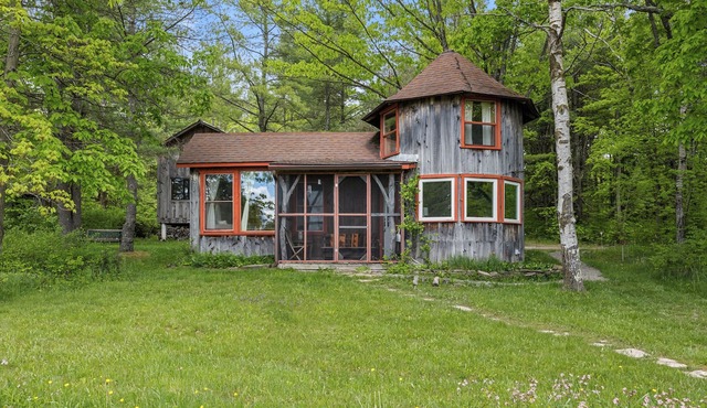 Gorgeous Hilltop Paradise with epic views and swimming pond