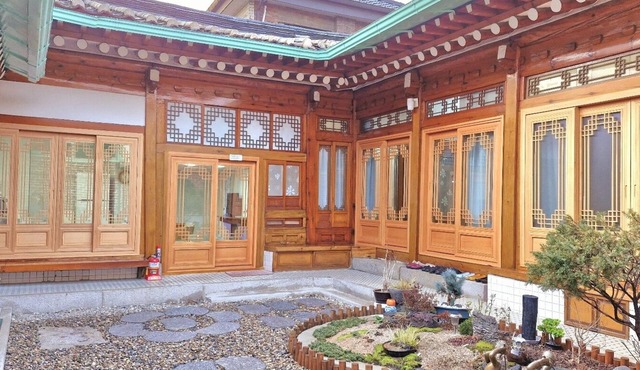 Hanok houses only in Korea are located in tourist attractions.Try something new.