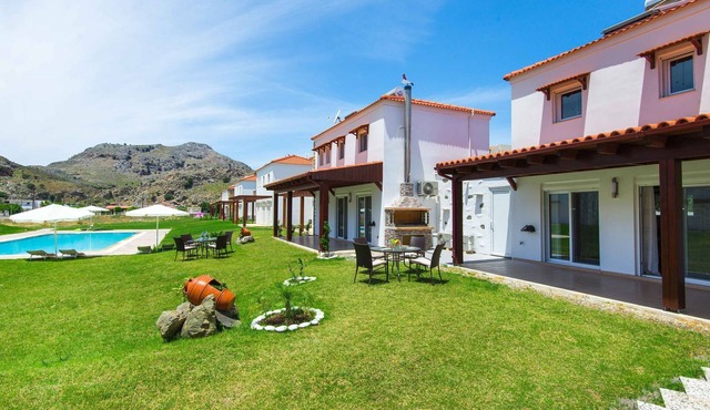 Haus in Kolympia mit Garten und Bergblick by Interhome