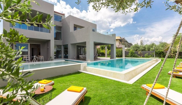 Heated Pool, 180m to the beach, shops & amenities