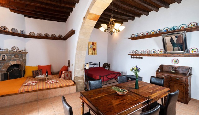 Holiday Home '1900's Traditional House in Asklipio' with Private Terrace, Wi-Fi and Air Conditioning